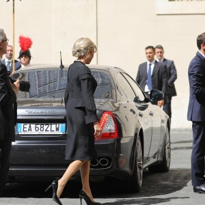 Le président de la République française Emmanuel Macron et sa femme la Première Dame Brigitte Macron (Trogneux) sont accueillis par l'archevêque allemand de l'Église catholique et préfet de la maison pontificale Georg Gänswein - Le président de la République française est reçu pour la première fois par le pape François au Vatican, le 26 juin 2018. © Dominique Jacovides/Bestimage