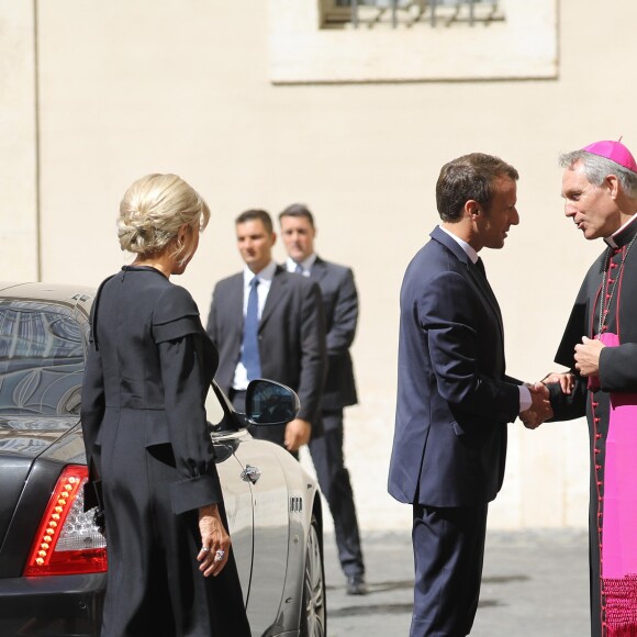 Le président de la République française Emmanuel Macron et sa femme la Première Dame Brigitte Macron (Trogneux) sont accueillis par l'archevêque allemand de l'Église catholique et préfet de la maison pontificale Georg Gänswein - Le président de la République française est reçu pour la première fois par le pape François au Vatican, le 26 juin 2018. © Dominique Jacovides/Bestimage