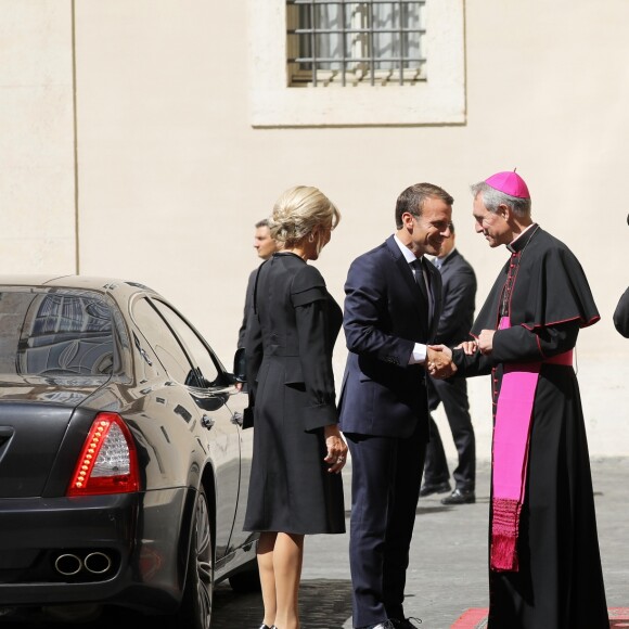 Le président de la République française Emmanuel Macron et sa femme la Première Dame Brigitte Macron (Trogneux) sont accueillis par l'archevêque allemand de l'Église catholique et préfet de la maison pontificale Georg Gänswein - Le président de la République française est reçu pour la première fois par le pape François au Vatican, le 26 juin 2018. © Dominique Jacovides/Bestimage