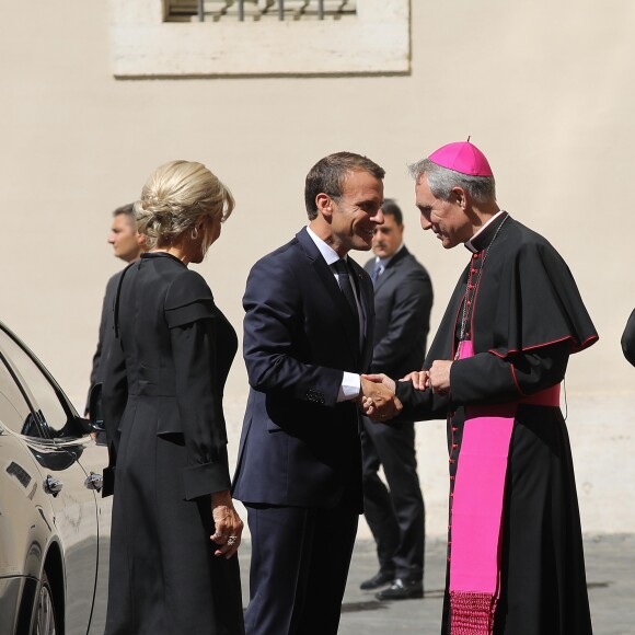 Le président de la République française Emmanuel Macron et sa femme la Première Dame Brigitte Macron (Trogneux) sont accueillis par l'archevêque allemand de l'Église catholique et préfet de la maison pontificale Georg Gänswein - Le président de la République française est reçu pour la première fois par le pape François au Vatican, le 26 juin 2018. © Dominique Jacovides/Bestimage