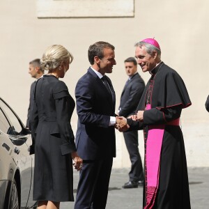 Le président de la République française Emmanuel Macron et sa femme la Première Dame Brigitte Macron (Trogneux) sont accueillis par l'archevêque allemand de l'Église catholique et préfet de la maison pontificale Georg Gänswein - Le président de la République française est reçu pour la première fois par le pape François au Vatican, le 26 juin 2018. © Dominique Jacovides/Bestimage