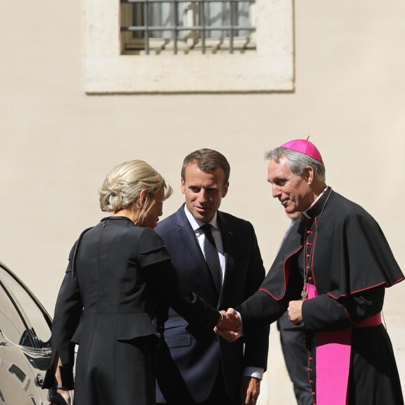 Le président de la République française Emmanuel Macron et sa femme la Première Dame Brigitte Macron (Trogneux) sont accueillis par l'archevêque allemand de l'Église catholique et préfet de la maison pontificale Georg Gänswein - Le président de la République française est reçu pour la première fois par le pape François au Vatican, le 26 juin 2018. © Dominique Jacovides/Bestimage