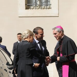 Le président de la République française Emmanuel Macron et sa femme la Première Dame Brigitte Macron (Trogneux) sont accueillis par l'archevêque allemand de l'Église catholique et préfet de la maison pontificale Georg Gänswein - Le président de la République française est reçu pour la première fois par le pape François au Vatican, le 26 juin 2018. © Dominique Jacovides/Bestimage