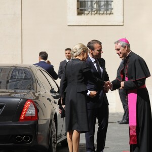 Le président de la République française Emmanuel Macron et sa femme la Première Dame Brigitte Macron (Trogneux) sont accueillis par l'archevêque allemand de l'Église catholique et préfet de la maison pontificale Georg Gänswein - Le président de la République française est reçu pour la première fois par le pape François au Vatican, le 26 juin 2018. © Dominique Jacovides/Bestimage