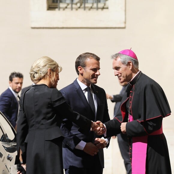 Le président de la République française Emmanuel Macron et sa femme la Première Dame Brigitte Macron (Trogneux) sont accueillis par l'archevêque allemand de l'Église catholique et préfet de la maison pontificale Georg Gänswein - Le président de la République française est reçu pour la première fois par le pape François au Vatican, le 26 juin 2018. © Dominique Jacovides/Bestimage