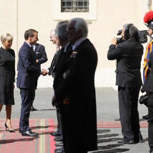 Le président de la République française Emmanuel Macron, sa femme la Première Dame Brigitte Macron (Trogneux) et l'archevêque allemand de l'Église catholique et préfet de la maison pontificale Georg Gänswein - Le président de la République française est reçu pour la première fois par le pape François au Vatican, le 26 juin 2018. © Dominique Jacovides/Bestimage