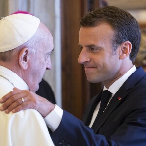 Le président Emmanuel Macron et son épouse Brigitte Macron rencontrent le pape François au Vatican le 26 juin 2018. © Cristian Gennari / Vatican Pool / Bestimage