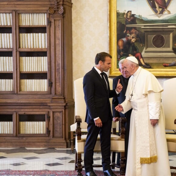 Le président Emmanuel Macron et son épouse Brigitte Macron rencontrent le pape François au Vatican le 26 juin 2018. © Cristian Gennari / Vatican Pool / Bestimage