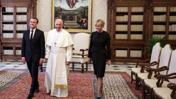 Brigitte Macron irréprochable en noir pour rencontrer le pape au Vatican