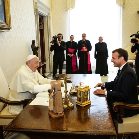 Le président Emmanuel Macron et son épouse Brigitte Macron rencontrent le pape François au Vatican le 26 juin 2018. © Cristian Gennari / Vatican Pool / Bestimage