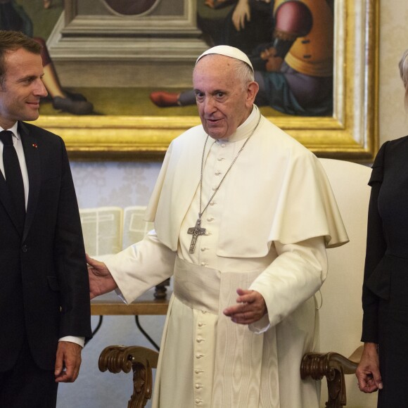 Le président Emmanuel Macron et son épouse Brigitte Macron rencontrent le pape François au Vatican le 26 juin 2018. © Cristian Gennari / Vatican Pool / Bestimage