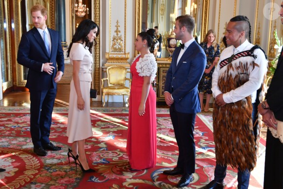 Le prince Harry, duc de Sussex, Meghan Markle, duchesse de Sussex - Personnalités à la cérémonie "Queen's Young Leaders Awards" au palais de Buckingham à Londres le 26 juin 2018.