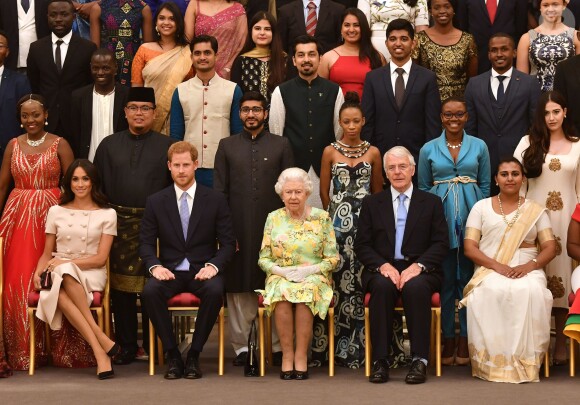 Le prince Harry, duc de Sussex, Meghan Markle, duchesse de Sussex, la reine Elisabeth II d'Angleterre - Personnalités à la cérémonie "Queen's Young Leaders Awards" au palais de Buckingham à Londres le 26 juin 2018.