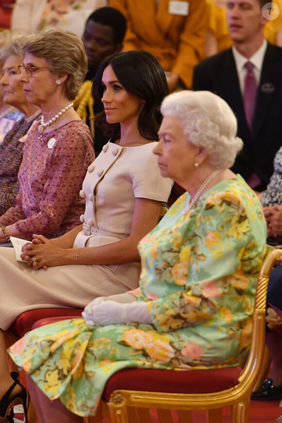 Meghan Markle, duchesse de Sussex, la reine Elisabeth II d'Angleterre - Personnalités à la cérémonie "Queen's Young Leaders Awards" au palais de Buckingham à Londres le 26 juin 2018.