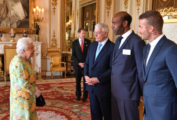 John Major, Sir Lenny Henry, David Beckham - La reine Elisabeth II rencontre les invités à la cérémonie des Queen's young leaders awards au palais de Buckingham à Londres le 26 juin 2018.