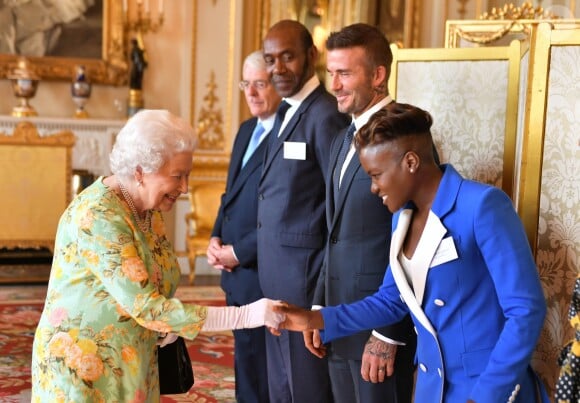 David Beckham, Nicola Adams - La reine Elisabeth II rencontre les invités à la cérémonie des Queen's young leaders awards au palais de Buckingham à Londres le 26 juin 2018.
