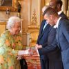 David Beckham - La reine Elisabeth II rencontre les invités à la cérémonie des Queen's young leaders awards au palais de Buckingham à Londres le 26 juin 2018.