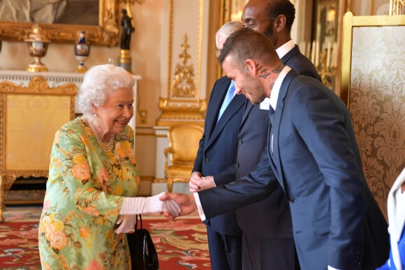 David Beckham - La reine Elisabeth II rencontre les invités à la cérémonie des Queen's young leaders awards au palais de Buckingham à Londres le 26 juin 2018.
