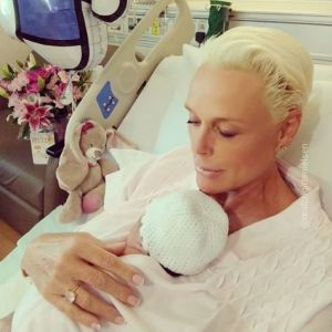 Brigitte Nielsen pose avec sa petite Frida, à la maternité à Los Angeles. Juin 2018