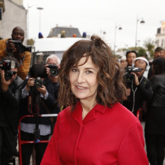 No web No chaines TV - Valérie Lemercier - Arrivées au défilé Giambattista Valli bd Péreire à Paris lors des collections Printemps Eté 2018 à Paris, le lundi 2 octobre 2017 © Christophe Aubert via Bestimage
