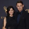 Neve Campbell et son compagnon JJ Feild à la 69ème soirée annuelle des Emmy awards au théâtre Microsoft à Los Angeles, le 17 septembre 2017