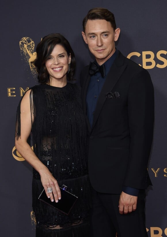 Neve Campbell et son compagnon JJ Feild à la 69ème soirée annuelle des Emmy awards au théâtre Microsoft à Los Angeles, le 17 septembre 2017