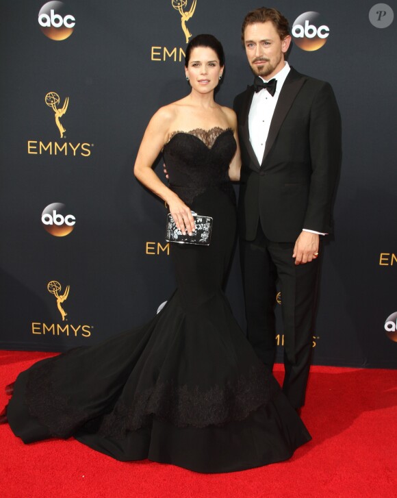 Neve Campbell et son compagnon JJ Feild - 68ème cérémonie des Emmy Awards au Microsoft Theater à Los Angeles, le 18 septembre 2016.