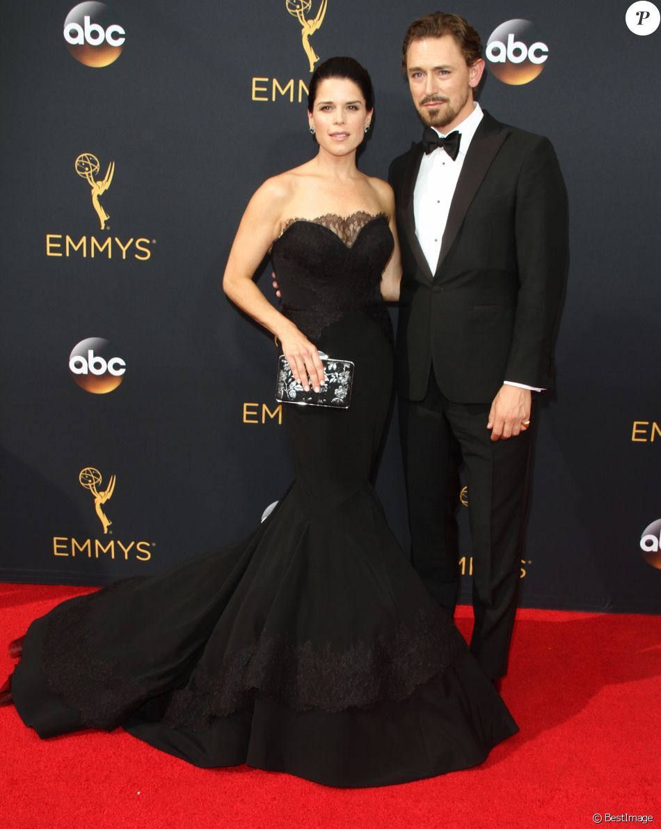 Neve Campbell et son compagnon JJ Feild - 68ème cérémonie des Emmy ...