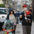 Neve Campbell et l'acteur J.J. Feild de sortie avec le petit Caspian dans les rues de Los Angeles le 2 décembre 2012.