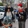Neve Campbell et son compagnon l'acteur J.J. Feild de sortie sous la pluie avec le petit Caspian dans les rues de Los Angeles le 2 décembre 2012.