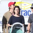 Neve Campbell, son compagnon J.J. Feild et leur fils Caspian se promènent à Los Angeles, le 21 novembre 2012.