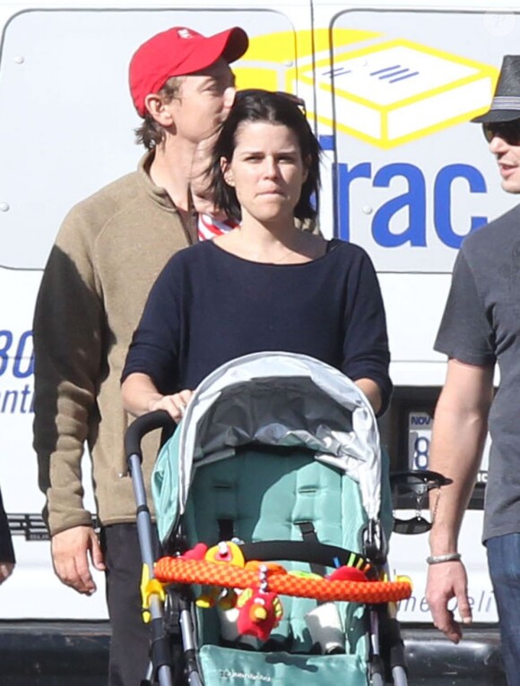 Neve Campbell, son compagnon J.J. Feild et leur fils Caspian se promènent à Los Angeles, le 21 novembre 2012.