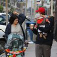Neve Campbell et l'acteur J.J. Feild de sortie avec leur fils Caspian dans les rues de Los Angeles le 2 décembre 2012.