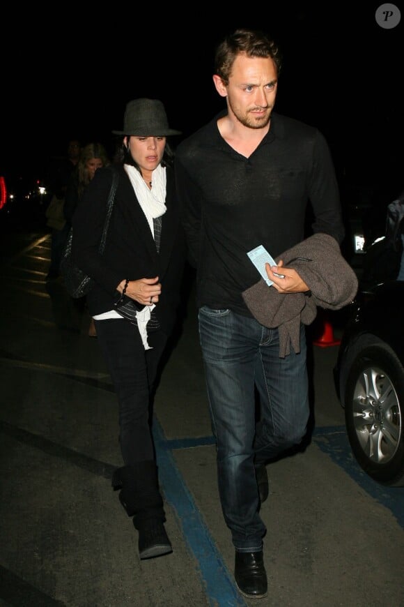 Neve Campbell et son compagnon J.J. Feild arrivent au concert de Coldplay à Los Angeles, le 4 mai 2012.