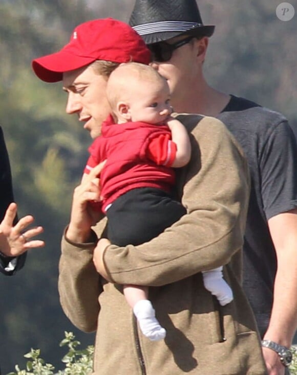 J.J. Feild tient dans ses bras son fils Caspian. Photo prise à Los Angeles, le 21 novembre 2012.