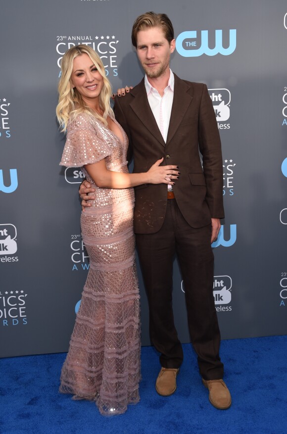 Kaley Cuoco et son fiancé Karl Cook lors des "23ème Critics Choice Awards" au Barker Hangar à Los Angeles, le 11 janvier 2018.