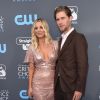 Kaley Cuoco et son fiancé Karl Cook lors des "23ème Critics Choice Awards" au Barker Hangar à Los Angeles, le 11 janvier 2018.