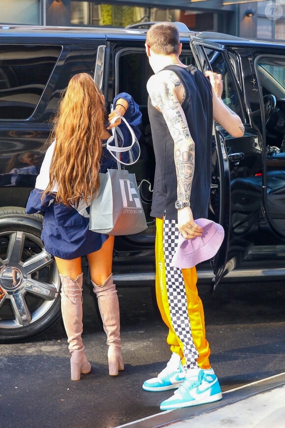 Ariana Grande et son compagnon Pete Davidson font du shopping dans les rues de New York, le 29 juin 2018