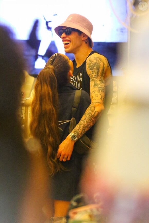 Ariana Grande et son compagnon Pete Davidson font du shopping dans les rues de New York, le 29 juin 2018