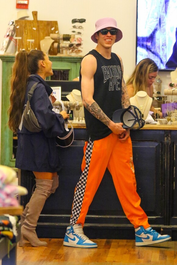 Ariana Grande et son compagnon Pete Davidson font du shopping dans les rues de New York, le 29 juin 2018