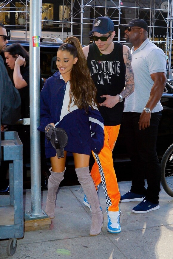 Ariana Grande et son compagnon Pete Davidson font du shopping dans les rues de New York, le 29 juin 2018