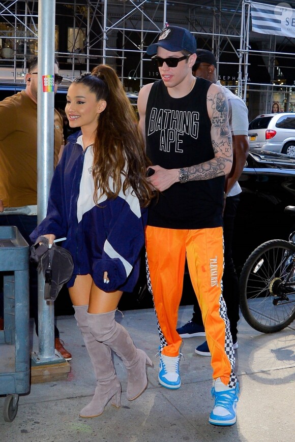 Ariana Grande et son compagnon Pete Davidson font du shopping dans les rues de New York, le 29 juin 2018