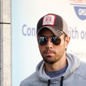 Enrique Iglesias arrive à l'aéroport de Athènes en Grèce, le 10 mai 2018