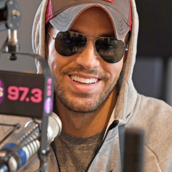 Enrique Iglesias pose dans les studios de la radio Hits à Hollywood en Floride, le 3 mai 2018.