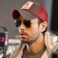 Enrique Iglesias pose dans les studios de la radio Hits à Hollywood en Floride, le 3 mai 2018.