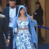 Selena Gomez salue ses fans à son arrivée pied nus à la première de "Hotel Transylvania 3: Summer Vacation" au Regency Village à Westwood, le 30 juin 2018