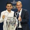 Enzo Zidane pose avec son papa Zinédine Zidane après qu'il a remporté la Ligue des champions le 31 mai 2018.