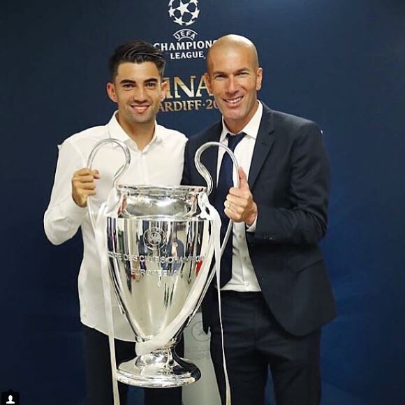 Enzo Zidane pose avec son papa Zinédine Zidane après qu'il a remporté la Ligue des champions le 31 mai 2018.