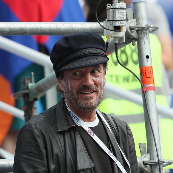 Francis Lalanne - Célébrités dans les tribunes lors des quarts de finale de la Coupe du monde opposant la France à l'Uruguay au stade de Nijni Novgorod à Nijni Novgorod, Russie, le 6 juillet 2018. La France a gagné 2-0. © Cyril Moreau/Bestimage