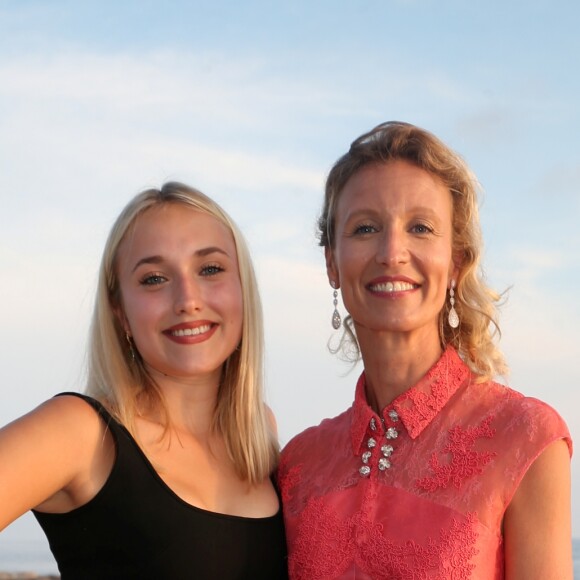 Exclusif - Alexandra Lamy et sa fille Chloé Jouannet - 6ème gala annuel de l'unité d'Antibes Juan les Pins, Vallauris, Golfe Juan, de la Croix Rouge française dans le cadre du prestigieux hôtel Eden Roc au Cap d'Antibes, le 2 juin 2018. © Franck Fernandes / Nice Matin / Bestimage